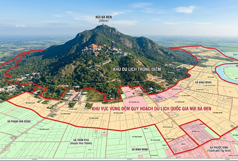 Toàn cảnh núi Bà Đen nhìn từ trên cao, các khu vực vùng đệm quy hoạch du lịch Quốc gia được khoanh vùng bằng đường ranh đỏ trên bản đồ địa chính tỉnh Tây Ninh năm 2026