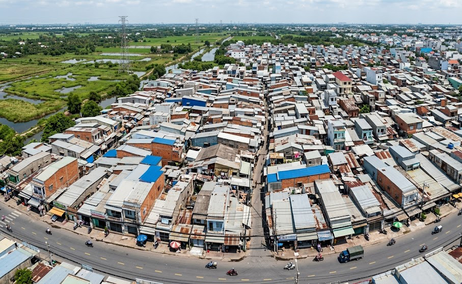 Toàn cảnh khu dân cư tự phát dày đặc tại một hẻm lớn ở huyện Bình Chánh TP.HCM nhìn từ trên cao bằng flycam, thể hiện mật độ xây dựng cao và ranh giới đất không rõ ràng