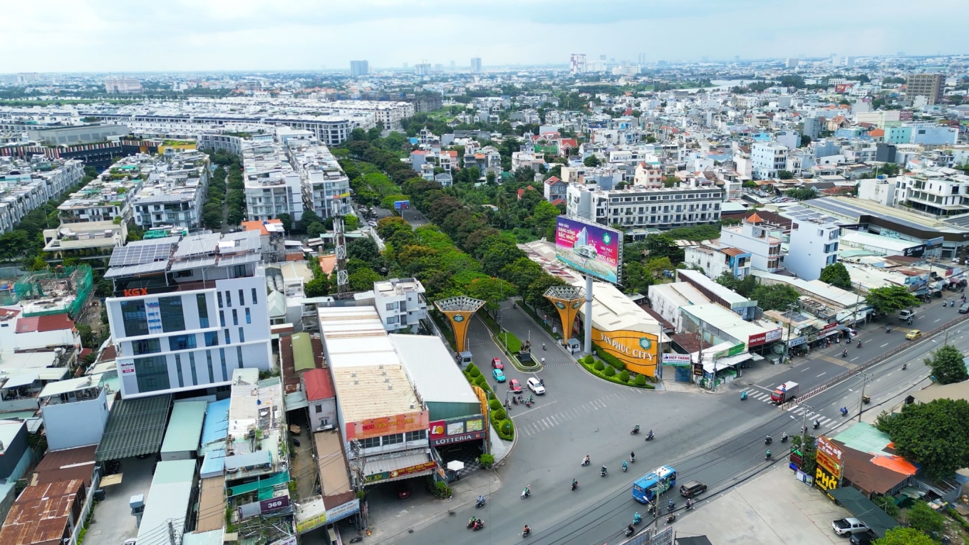 Toàn cảnh khu nhà phố mặt tiền đường Nguyễn Ái Quốc hoặc Phạm Văn Thuận tại phường Quyết Thắng, thành phố Biên Hòa, Đồng Nai – chụp từ trên cao bằng drone thể hiện mật độ xây dựng dày đặc