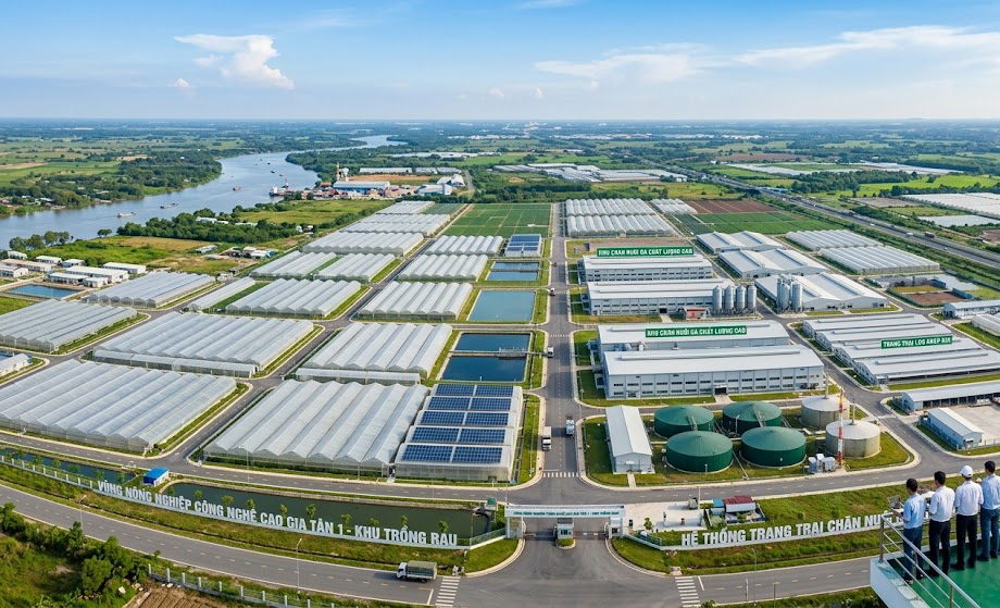 Toàn cảnh vùng nông nghiệp công nghệ cao tại xã Gia Tân 1, huyện Thống Nhất, Đồng Nai với các nhà kính trồng rau và hệ thống trang trại chăn nuôi khép kín nhìn từ trên cao