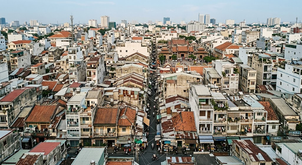 Toàn cảnh khu dân cư mật độ cao tại Quận 5 TP.HCM nhìn từ trên cao, các ô thửa đất nhỏ san sát nhau nằm xen lẫn hẻm nhỏ và nhà cũ xuống cấp