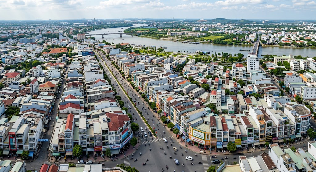 Toàn cảnh khu đất mặt phố tại phường Hòa Bình trung tâm thành phố Biên Hòa Đồng Nai với các công trình nhà phố liền kề san sát tường chung nhau chụp từ trên cao năm 2026