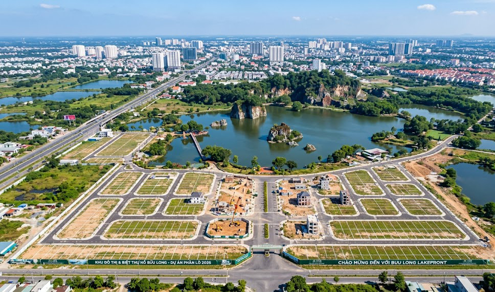 Toàn cảnh khu vực hồ Bửu Long nhìn từ trên cao, các lô đất biệt thự xung quanh hồ đang được phân lô, phía xa là đường nối vào trung tâm thành phố Biên Hòa Đồng Nai năm 2026