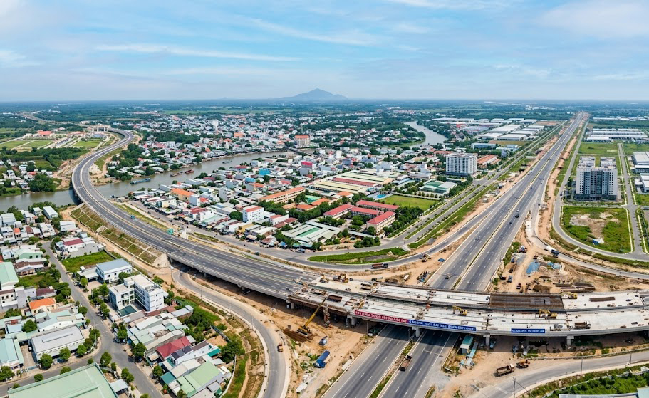 Toàn cảnh khu đô thị thị xã Trảng Bàng Tây Ninh nhìn từ trên cao năm 2026, nổi bật tuyến đường kết nối cao tốc TP.HCM – Mộc Bài đang thi công