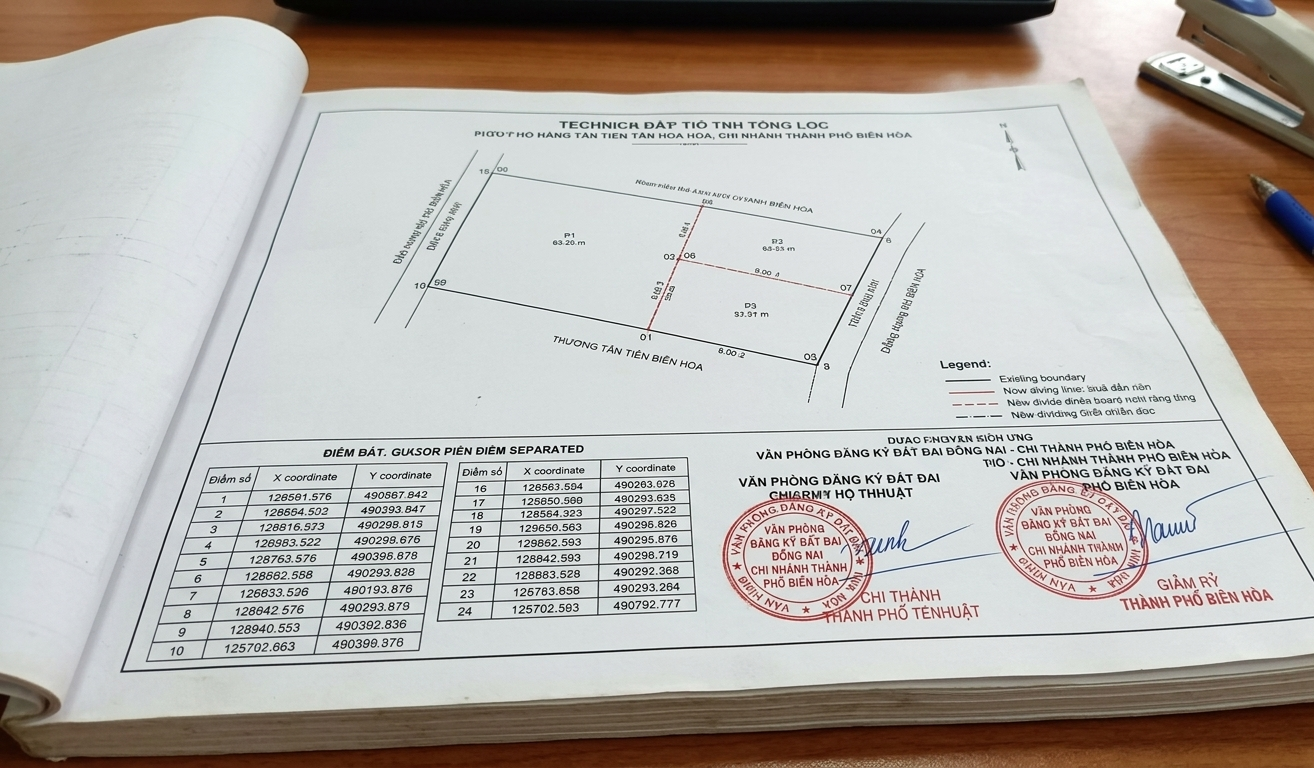 Hồ sơ kỹ thuật tách thửa đất hoàn chỉnh gồm bản đồ địa chính và bảng tọa độ thửa đất tại phường Tân Tiến, thành phố Biên Hòa, Đồng Nai được đóng dấu xác nhận của Văn phòng Đăng ký đất đai