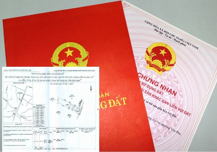 Hồ sơ tách thửa đất hoàn chỉnh đặt trên bàn làm việc gồm sổ đỏ gốc, bản vẽ địa chính in trên khổ A3 và phiếu trả kết quả của Văn phòng Đăng ký đất đai Đồng Nai