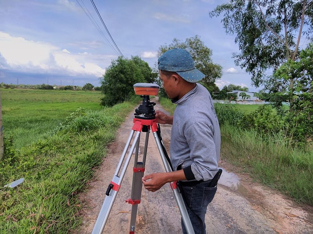 Kỹ sư trắc địa Đo Đạc Đồng Nai đang vận hành máy thu GNSS RTK hai tần số kết nối trạm CORS để đo tọa độ điểm góc lô đất tại khu phân lô xã Hiệp Phước huyện Nhơn Trạch Đồng Nai