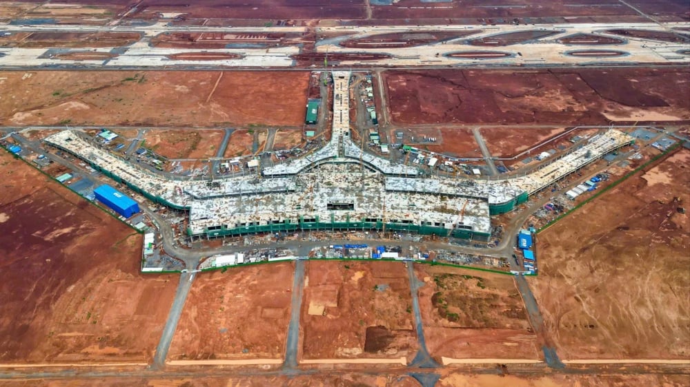 Toàn cảnh công trường sân bay quốc tế Long Thành Đồng Nai năm 2026 nhìn từ trên cao, xung quanh là các khu đất đang được đo đạc phân lô