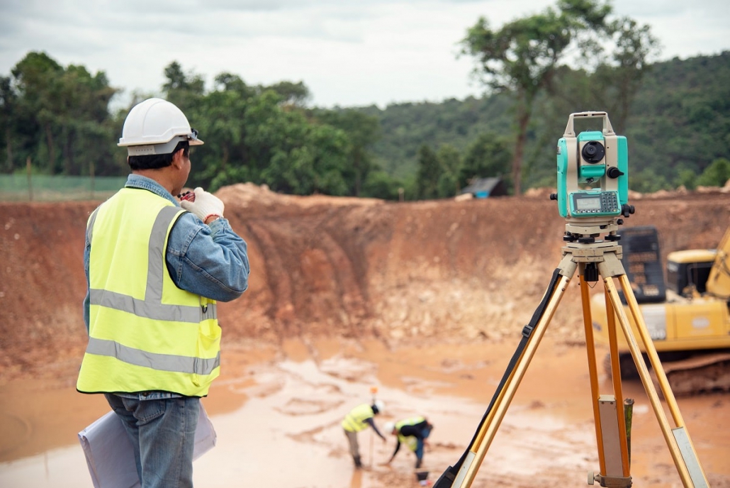Kỹ sư trắc địa sử dụng máy thu tín hiệu vệ tinh GNSS RTK Leica GS18T đặt trên chân ba cưỡng bức, đo tọa độ điểm góc thửa đất tại khu dân cư phân lô cũ sát khu công nghiệp ở phường An Bình, TP. Biên Hòa, Đồng Nai