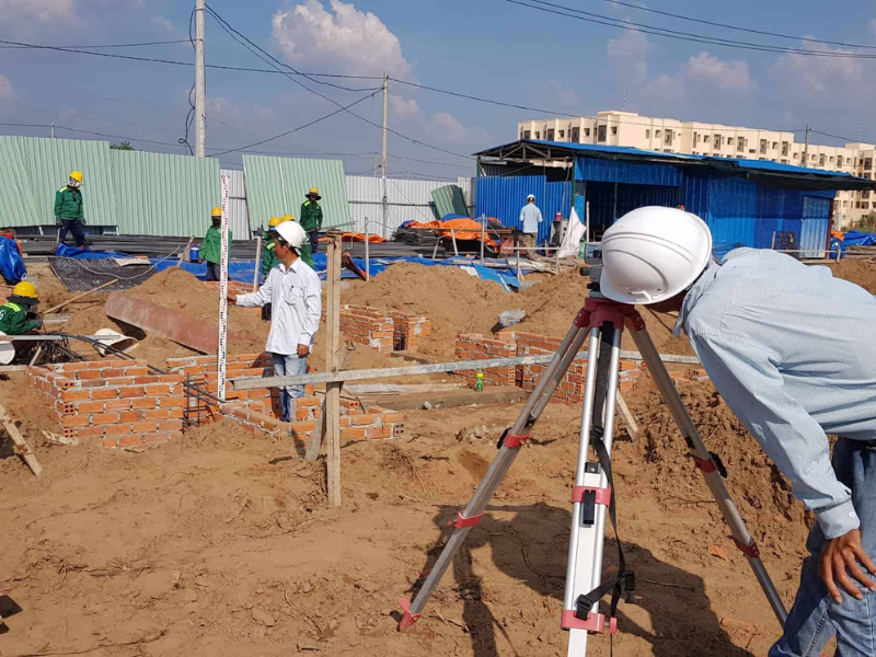 Công trường thi công đường vành đai hoặc nút giao cao tốc tại khu vực Biên Hòa Long Thành Đồng Nai năm 2025-2026 với máy móc xây dựng hạng nặng, biển công trình và hàng rào thi công