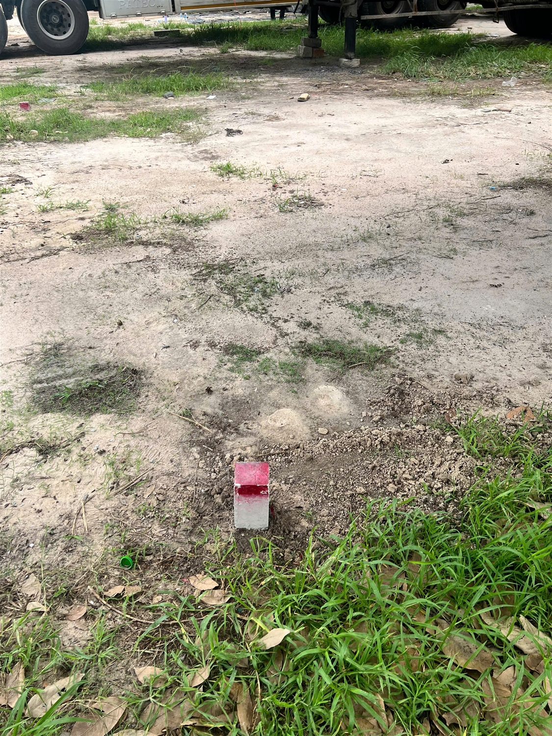 Kỹ sư trắc địa đang thao tác máy GNSS RTK hai tần số đặt trên chân máy tại vỉa hè đường mặt tiền khu vực phường Tam Hòa Biên Hòa Đồng Nai để thu tín hiệu vệ tinh xác định tọa độ mốc ranh giới thửa đất