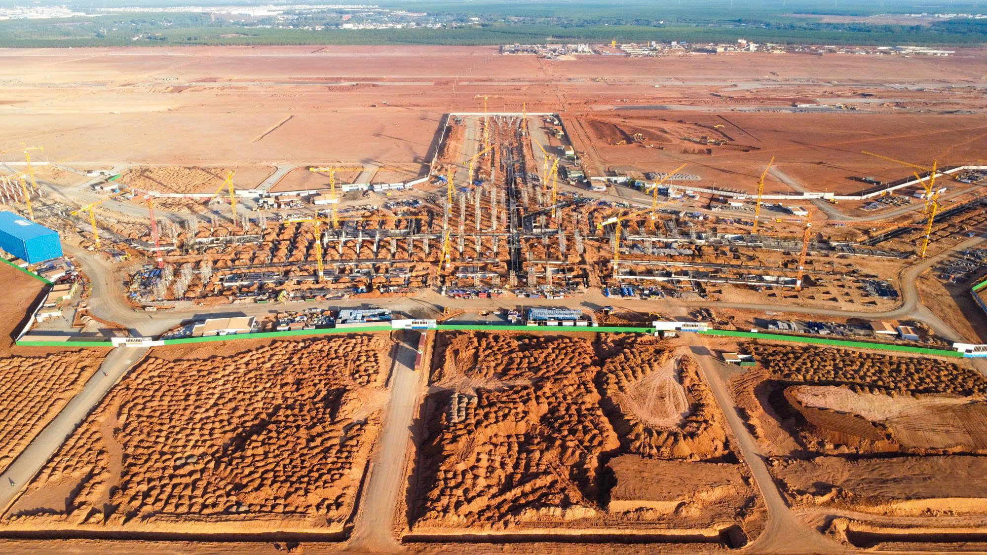 Toàn cảnh khu vực xây dựng sân bay quốc tế Long Thành Đồng Nai năm 2026 nhìn từ trên cao, thể hiện quy mô hạ tầng khổng lồ đang thi công