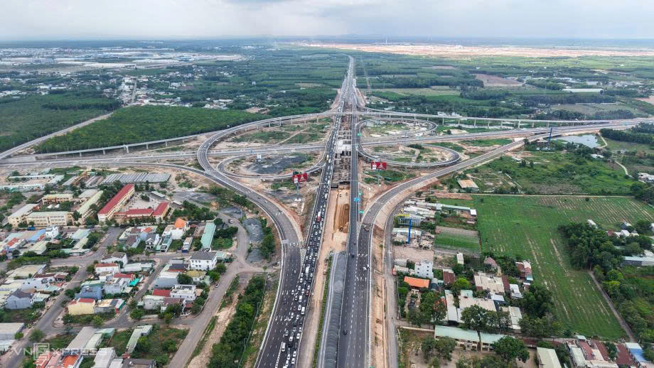 Toàn cảnh nút giao cao tốc Dầu Giây nhìn từ trên cao năm 2026, thể hiện ba tuyến cao tốc hội tụ tại huyện Thống Nhất, tỉnh Đồng Nai