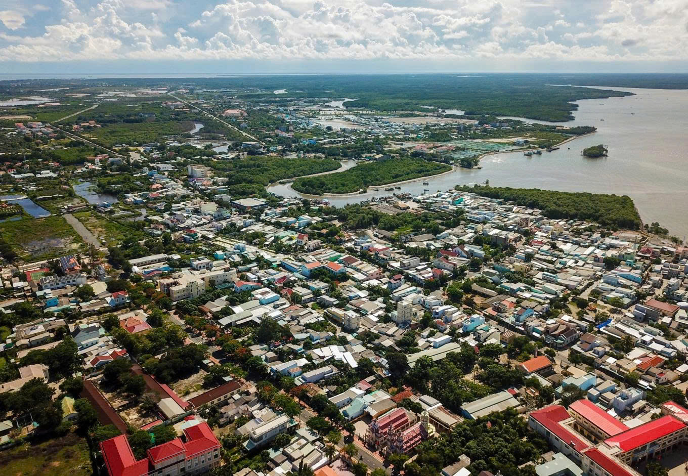 Toàn cảnh khu vực đất phân lô ven sông Nhơn Trạch tại xã Hiệp Phước, huyện Nhơn Trạch, Đồng Nai nhìn từ trên cao – các lô nền được phân lô sát hành lang bảo vệ sông và vùng đệm quy hoạch công viên
